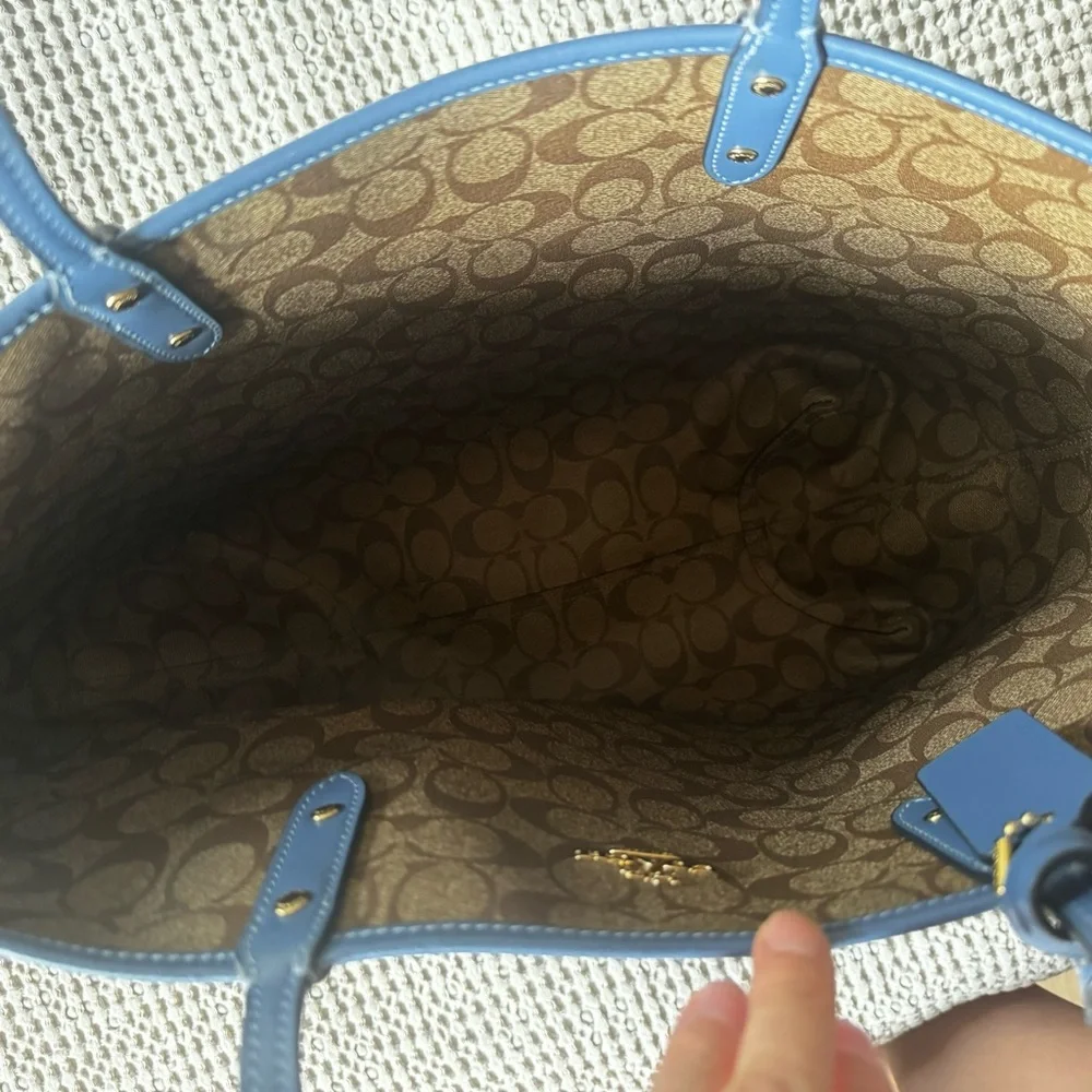 Nwt Coach REVERSIBLE CITY TOTE IN SIGNATURE CANVAS WITH PEONY PRINT - Picture 5 of 6